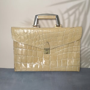 mallette en laque vintage, peau d'alligator imitation, belle mallette de couleur vanille, superbe décor vintage