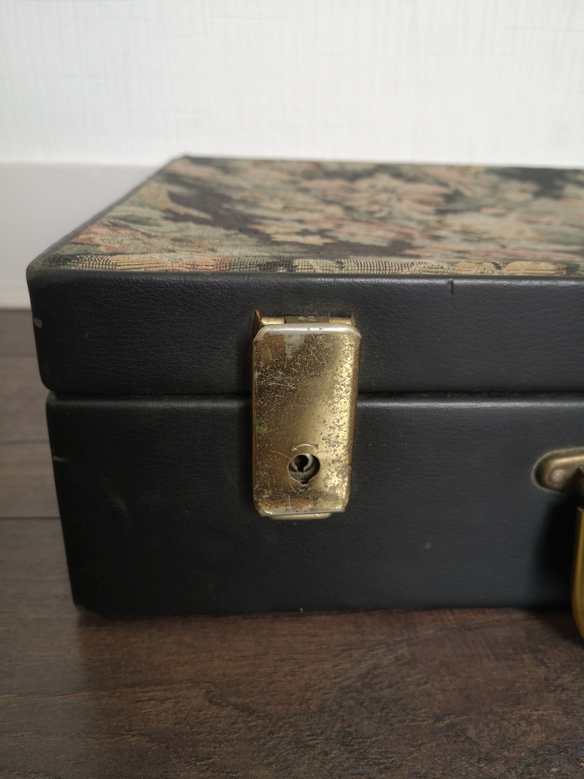 une valise en cuir de voyage classique vintage dans les années 1940. notion de bagage. 4537233 Photo de stock chez Vecteezy