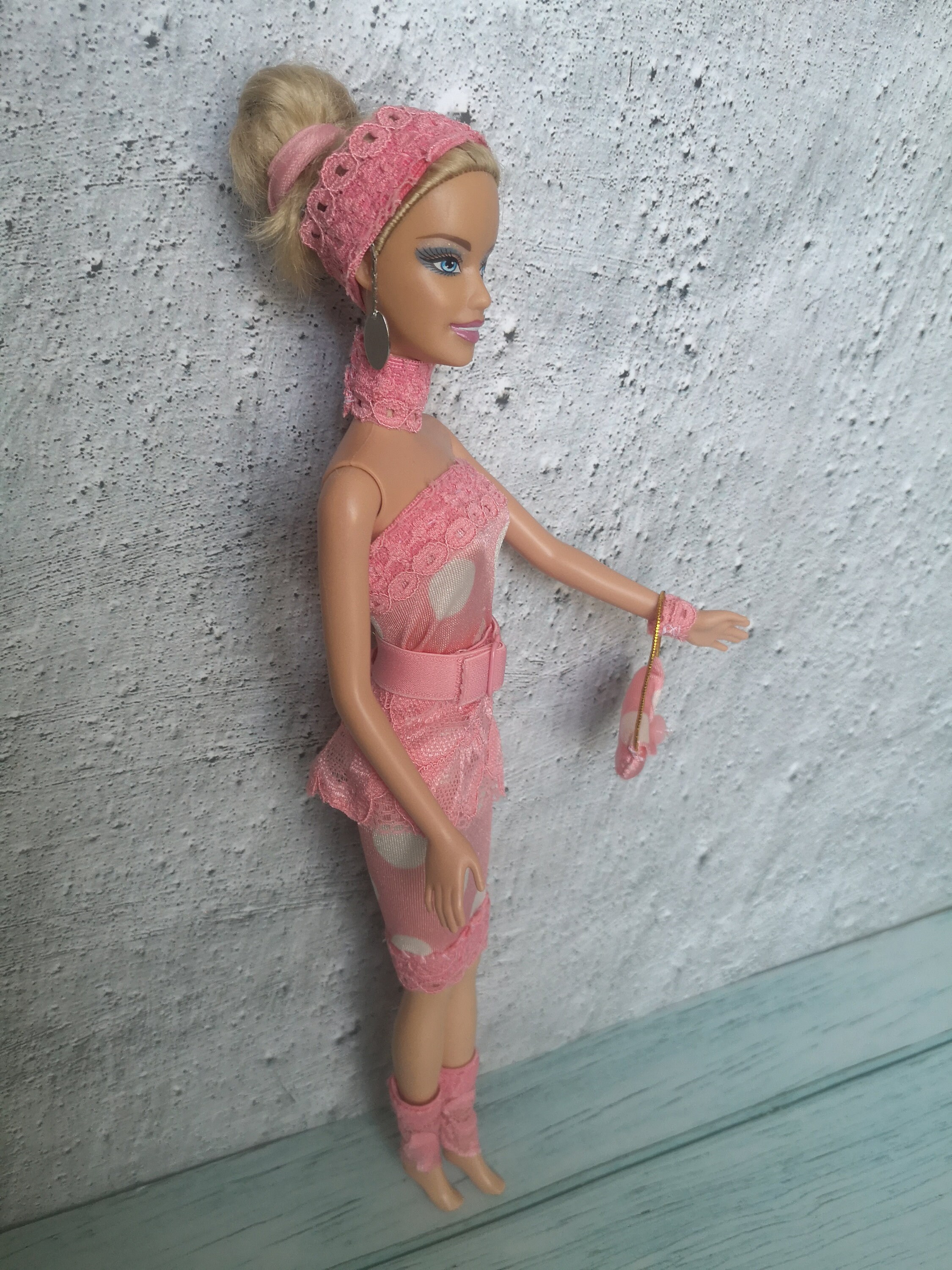 エレガントなピンクの衣装を着たヴィンテージバービー人形、2000年代の