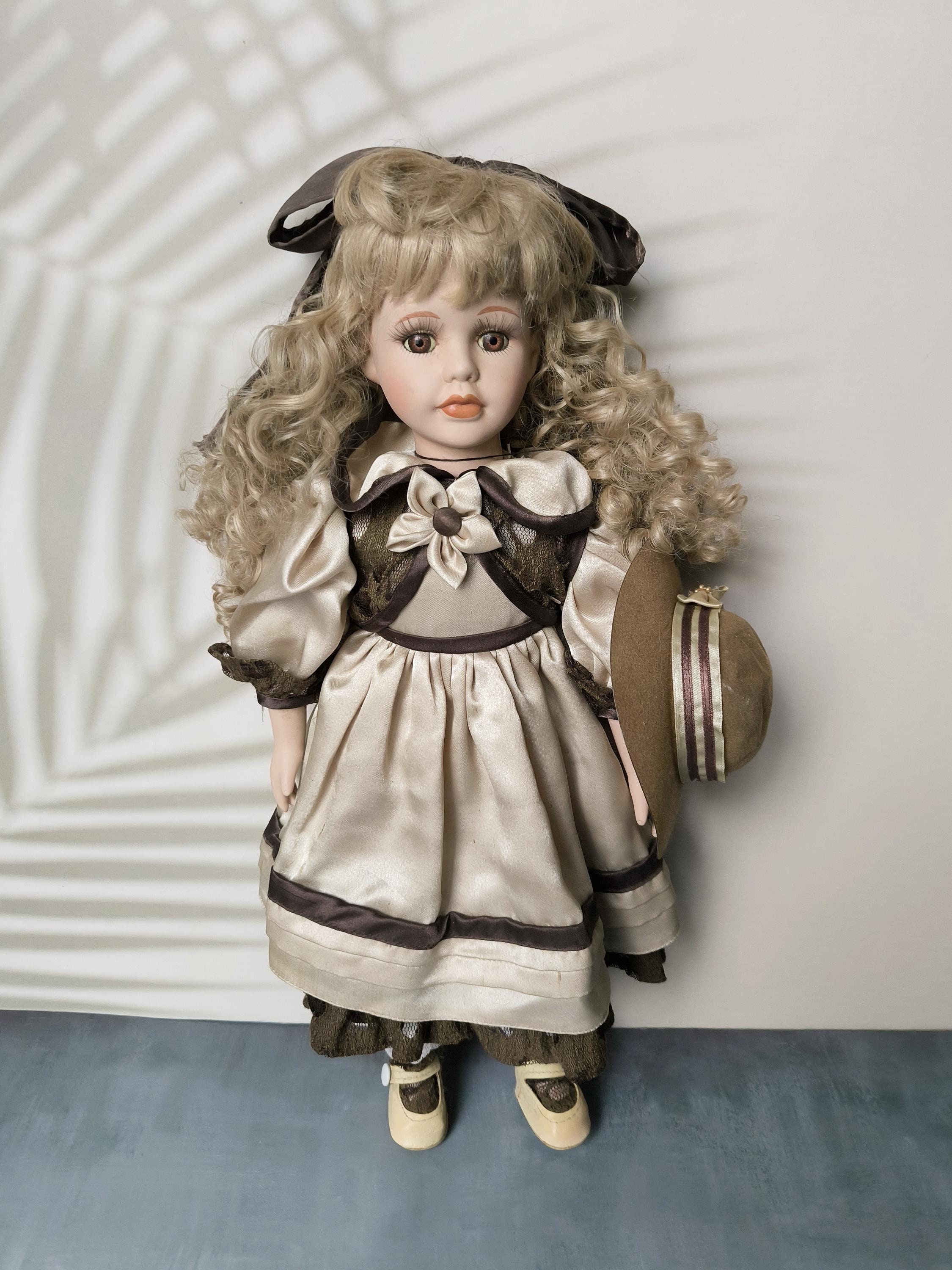 Paire De Poupées En Porcelaine Vintage Années 80 - Blonde Et Brune, Collector