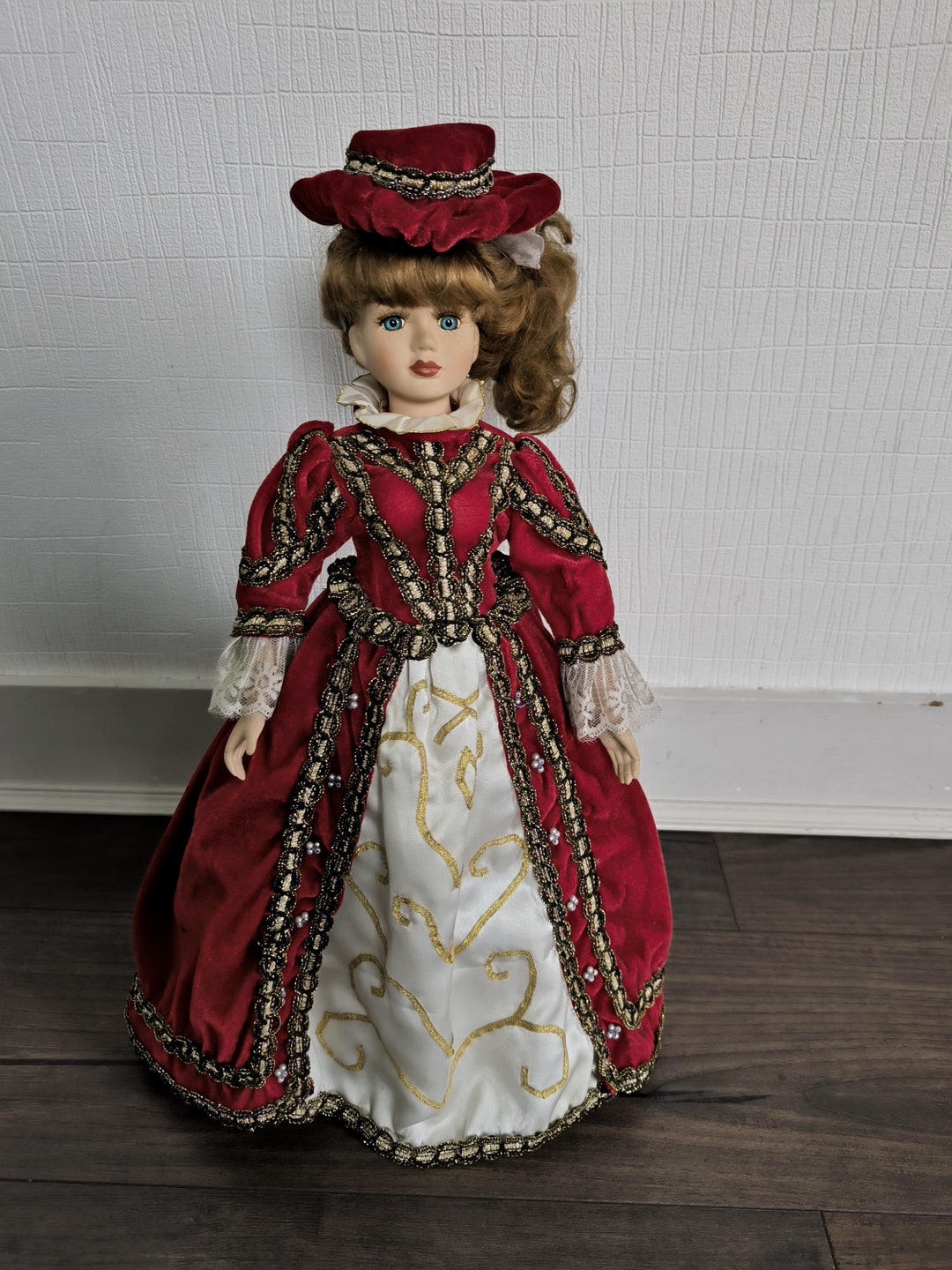 Magnifique poupée en porcelaine, grande taille, début 20e, excellent état Magnifique poupée en porcelaine, grande taille, début 20e, excellent état