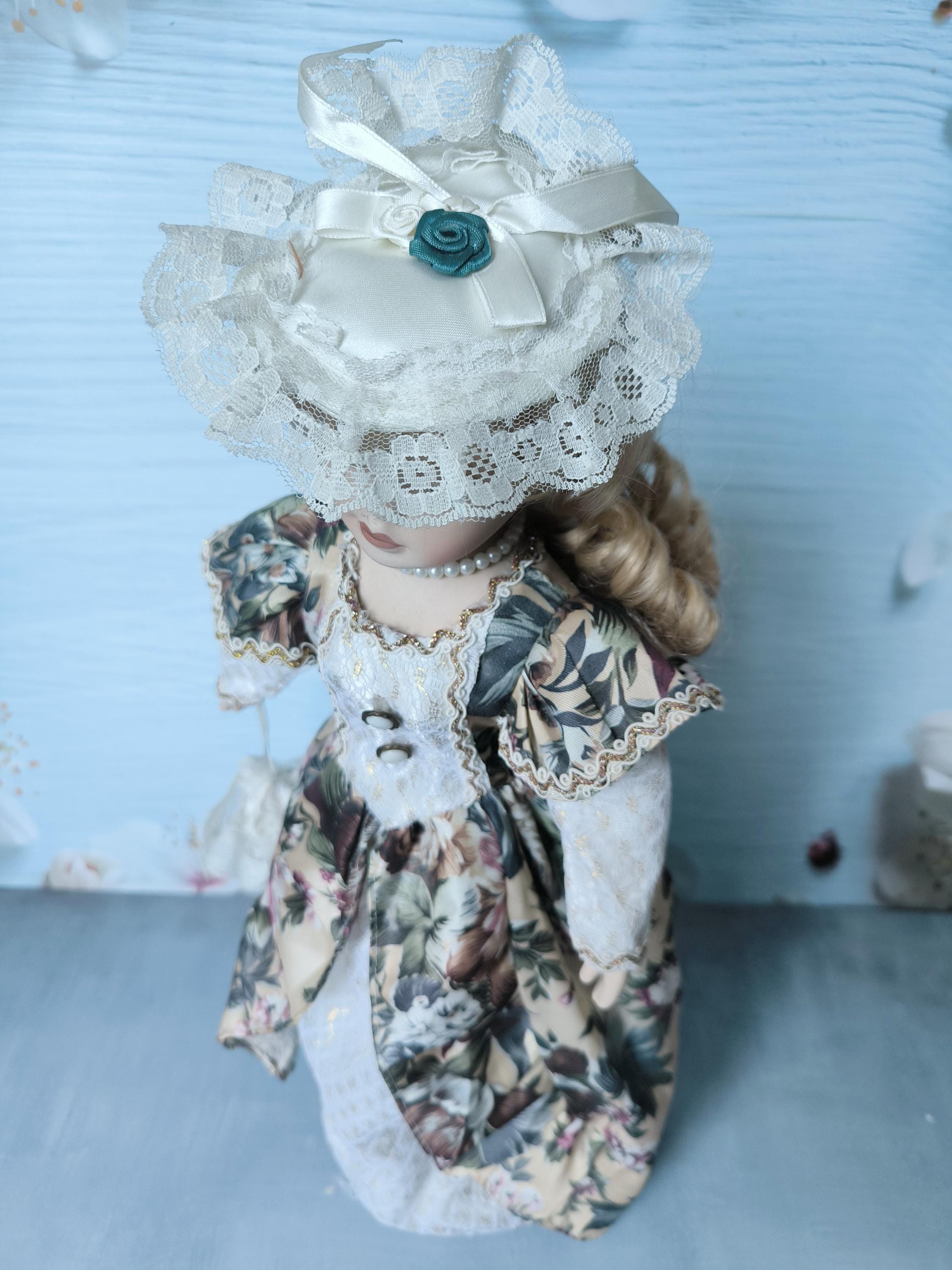 70～80年代のヴィンテージ磁器人形。花や刺繍が施された美しいドレス
