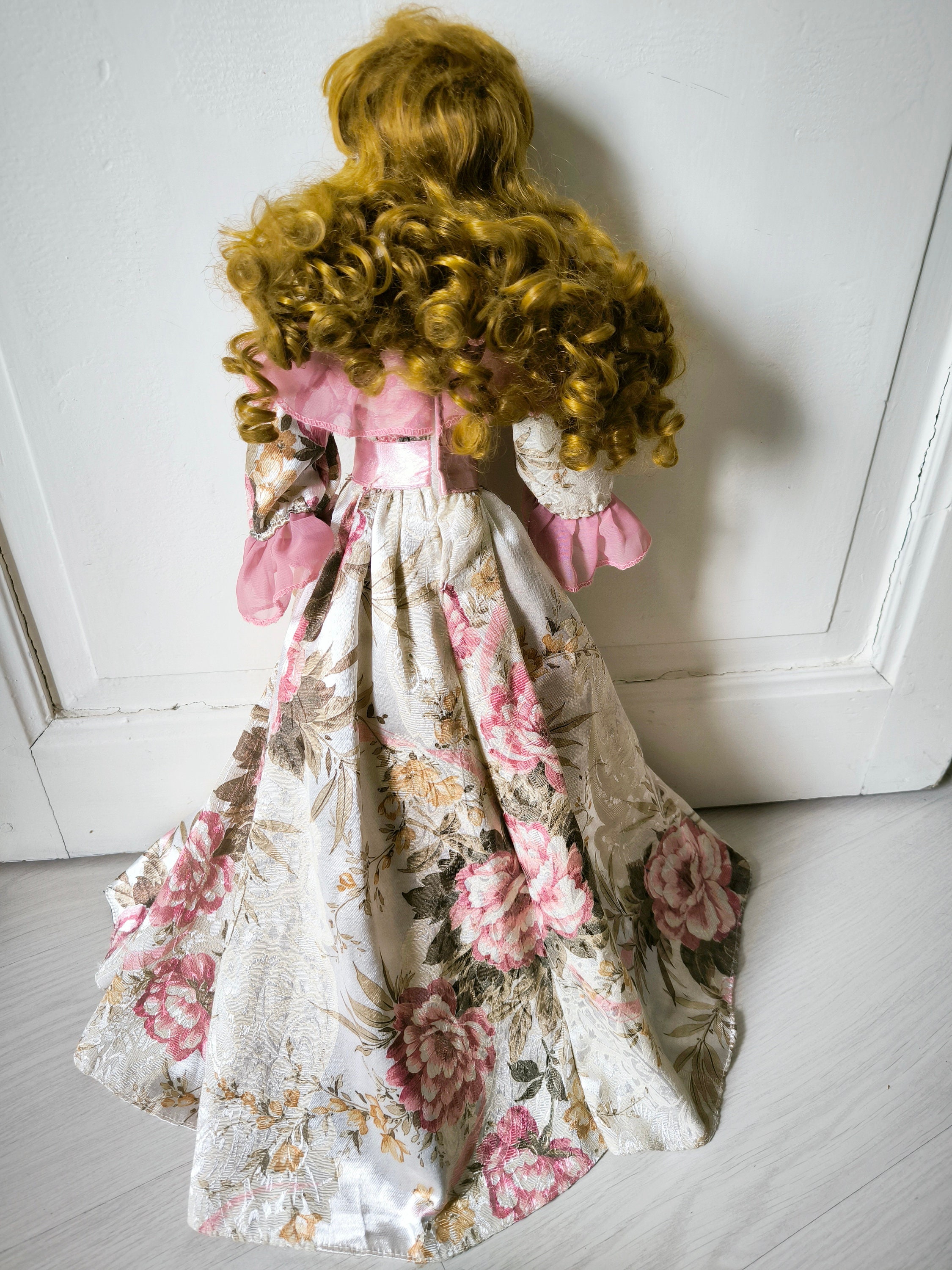 POUPEE PORCELAINE Ancienne - Collection POUPEE PORCELAINE Ancienne - Collection