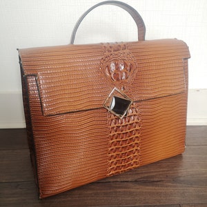 sac cartable vintage, simili cuir crocodile, belle mallette pour décorer une chambre, une vitrine, un restaurant