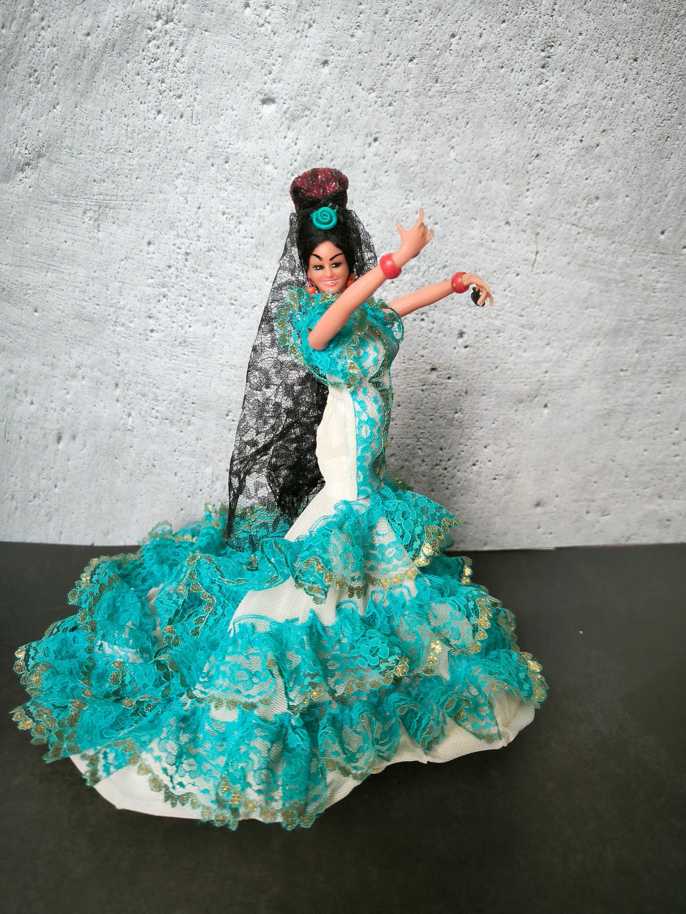 woman flamenco dancer in white costume isolated Stock Photo - Alamy, image size:2250x3000