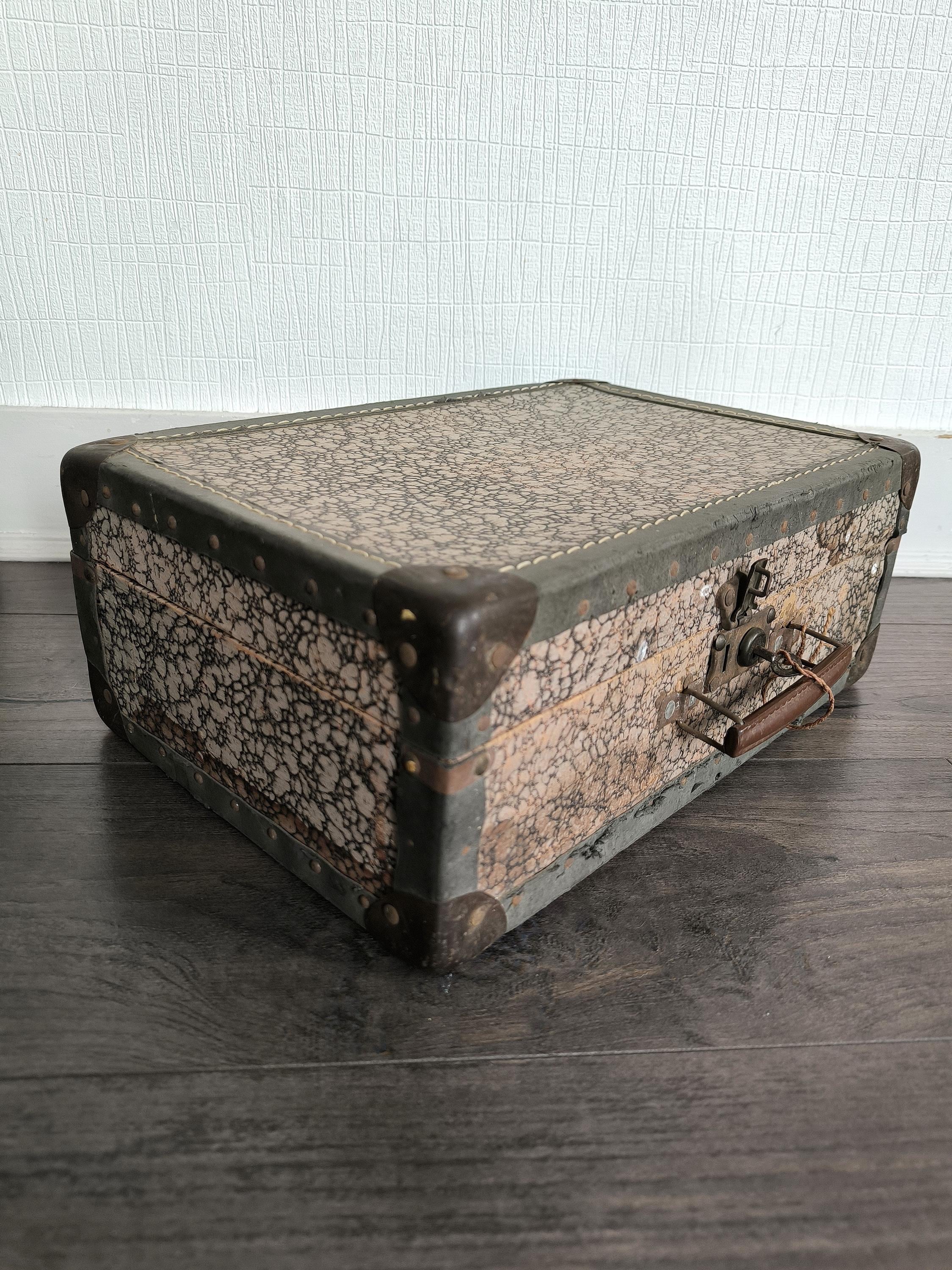 錆びた缶に錆びた針金？をわしゃわしゃっと入れた前衛的なオブジェ小物骨董市古物 錆びた小物 - Etsy 日本