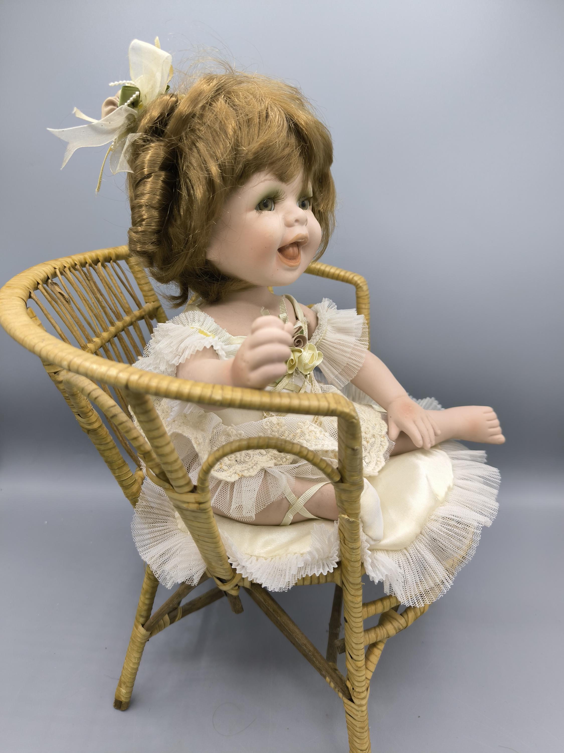 collectorsドール　椅子に座った女の子 Vintage Porcelain Doll in a Wicker Chair, Laughing Doll Girl With