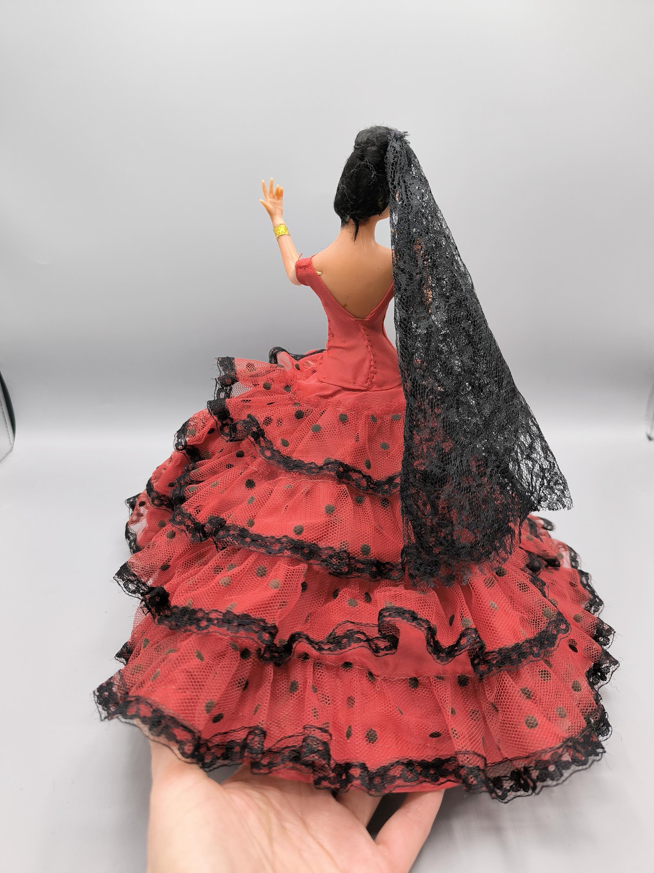 赤いドレスに黒いドレスを着たヴィンテージのマリン・チクラナ人形