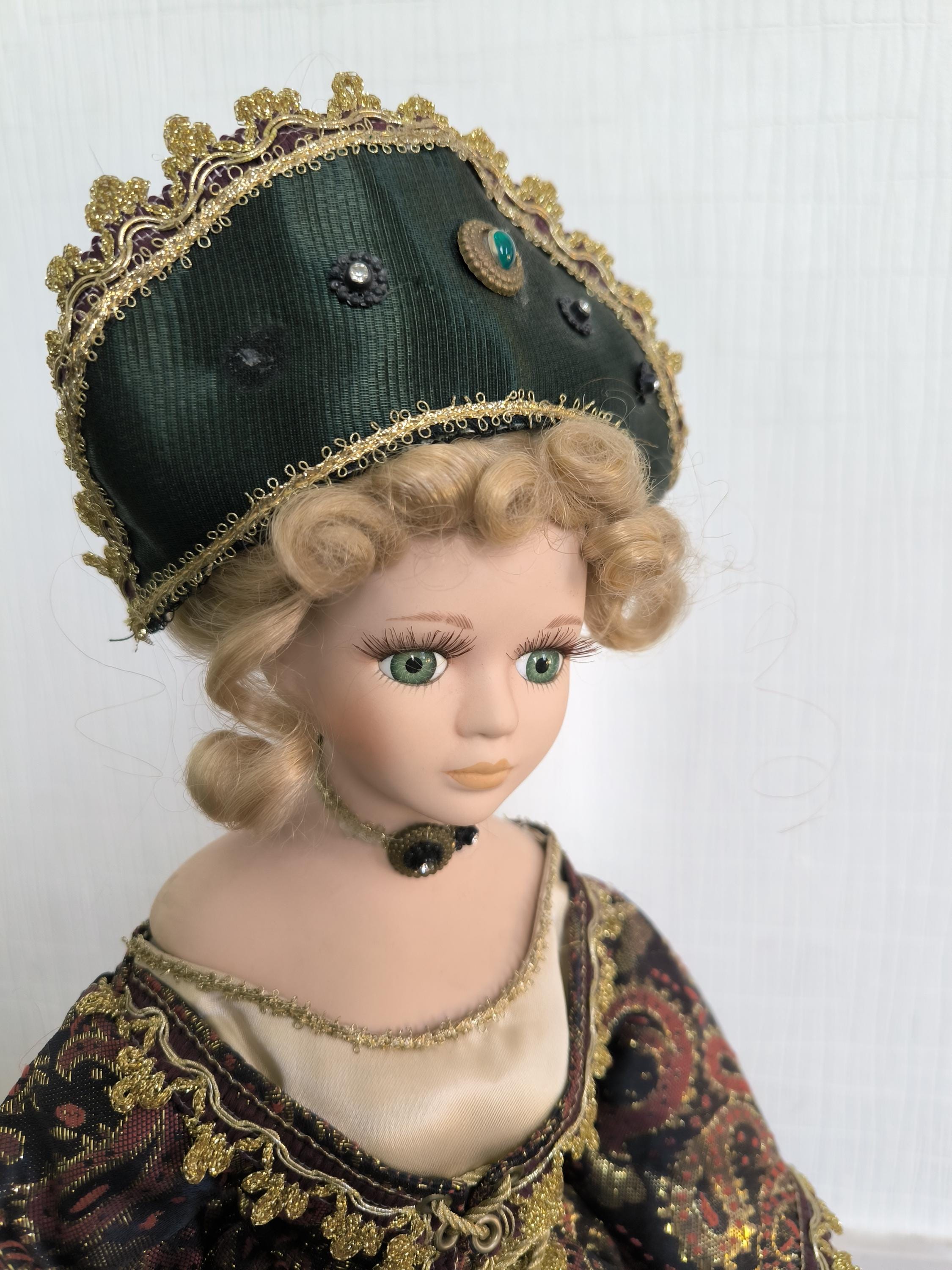Vintage Porcelain Doll Queen Cristine, Queen of Sweden, Historical