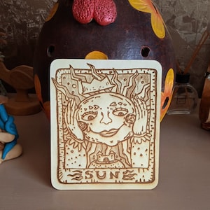 Carte déco en bois, Arcane majeur 19 Le Soleil, tarot le soleil, carte divination, attrape rêve au verso