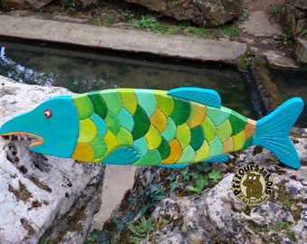Sculpture sur bois, poisson peint de teinte bleue, art naïf décoratif