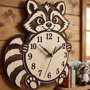 Peut inclure: Une horloge murale en bois en forme de raton laveur avec un cadran circulaire clair affichant des chiffres arabes noirs de 1 à 12 et des aiguilles noires. Le raton laveur présente des détails en bois teinté brun foncé sur les oreilles.