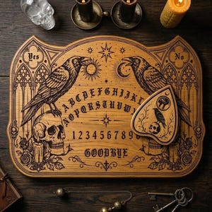 Puede incluir: Un tablero de espiritismo de madera con grabados de dos cuervos, calaveras, rosas y arcos góticos. El tablero muestra el alfabeto, los números 0-9, las palabras Yes, No, Goodbye e incluye una planchette a juego en forma de corazón.