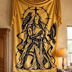 Peut inclure: Une tapisserie murale jaune moutarde avec une illustration graphique noire représentant une silhouette encapuchonnée agenouillée avec une épée et un chapelet, flanquée de deux corbeaux. La silhouette porte une croix et les lettres ICEE.