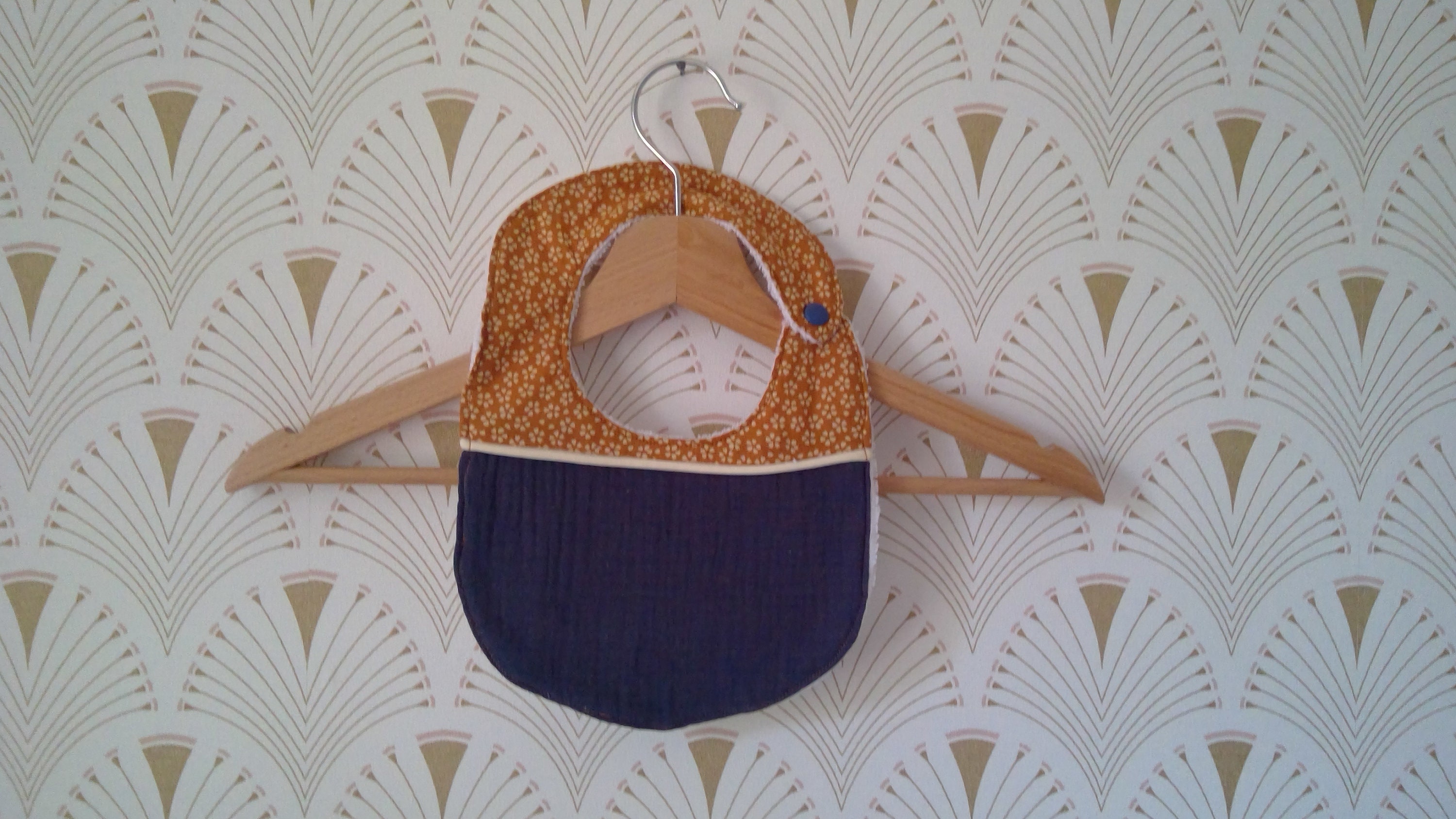 Bavoir Éponge Imprimé Fleurs Camel