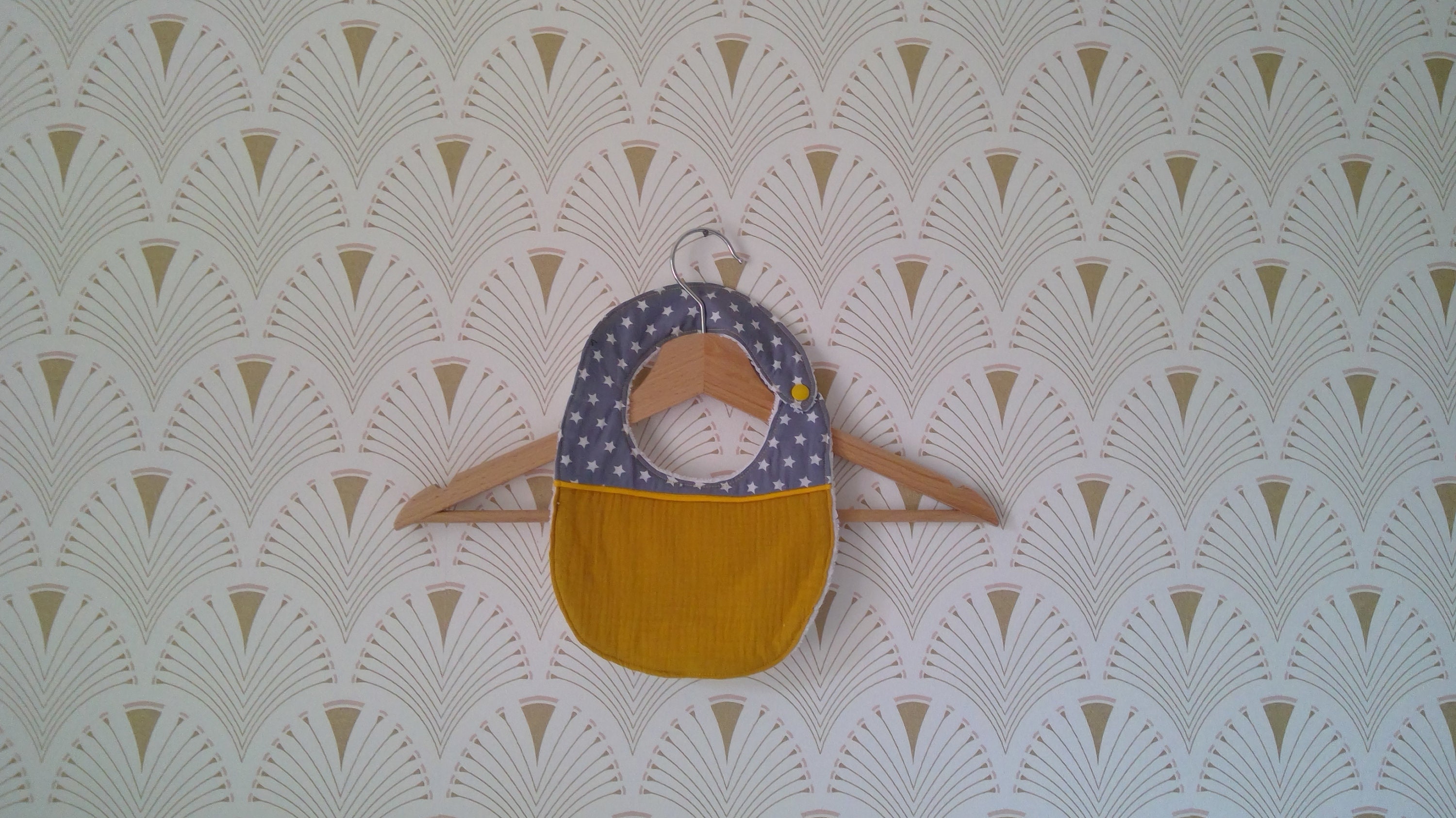 Bavoir Éponge Imprimé Étoiles Fond Gris