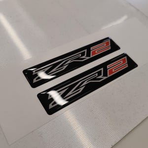 Decalcomanie con stemma bombato 3D Chevy ZR2 2 pezzi / Set di adesivi in resina / Bianco e nero