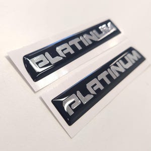 Tremor 3D AfterMarket Ersatz Fender Aufkleber für 2023 und 2024 Ford F250 oder F350 Domed Aufkleber 2 Stück / Chrom Aufkleber Harz Set / PLATINUM