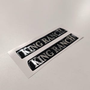 King Ranch 3D AfterMarket Ersatz Fender Aufkleber für 2023 und 2024 Ford F250 oder F350 Domed Aufkleber 2 Stück / schwarze Chrom Aufkleber Kunstharz