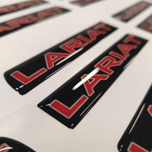 Adesivi per parafanghi di ricambio aftermarket Lariat 3D per Ford F250 o F350 del 2023 e 2024, 2 pezzi