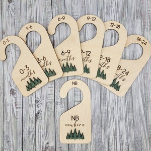 Séparateurs de placard pour bébé | Séparateurs en bois pour vêtements de bébé | Organiser le placard de bébé | Cadeau de douche de bébé | Bois | Diviseur de placard bébé moderne