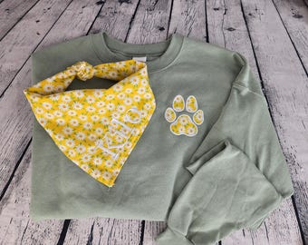 Conjunto personalizado de sudadera con estampado de patas y bandana para perro
