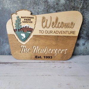 Placa de boas-vindas do National Park Service - placa de nome de família inspirada no NPS, corte a laser e gravação em camadas personalizadas, entusiasta da natureza