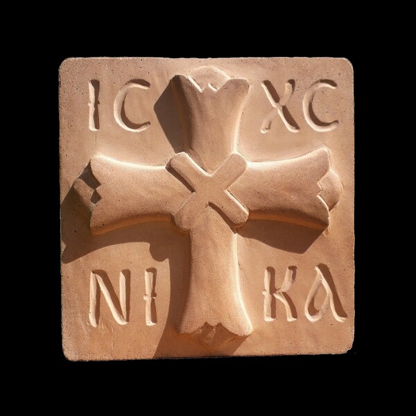 Croix byzantine IC XC NIKA, sculpture pierre