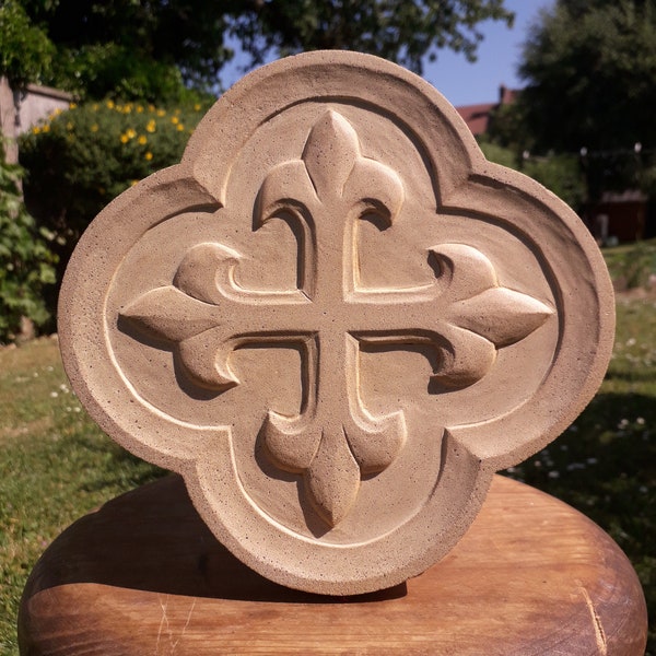 Croix Gothique, symbole chrétien, sculpture en pierre