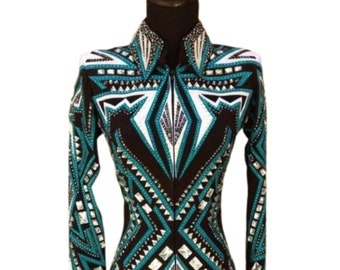 Op de afbeelding: Zwart en turquoise show shirt met een geometrisch patroon en strass steentjes. Het shirt heeft een ritssluiting en lange mouwen.