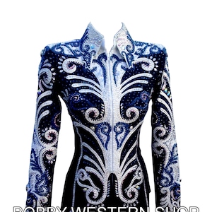 Op de afbeelding: Een showjasje met lange mouwen in zwart, wit en donkerblauw, voorzien van een ritssluiting aan de voorzijde, een hoge kraag en ingewikkelde wervelpatronen versierd met talloze fonkelende kristallen op de voorzijde en mouwen, gelabeld BOBBY WESTERN SHOP.
