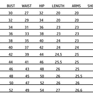 Op de afbeelding: Maattabel voor kleding met maten in inches voor borst, taille, heup, lengte, armen en schouder. De maten vari&euml;ren van XXXS tot 5XL.