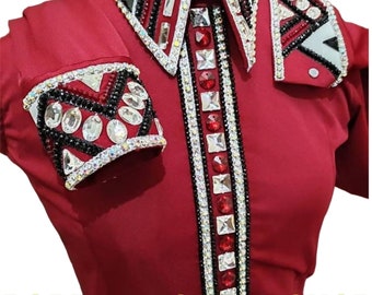Camisa roja de estilo western con piedras de cristal para eventos de doma y exhibición ecuestre de rodeo y reina del rodeo, chaqueta de exhibición personalizada.