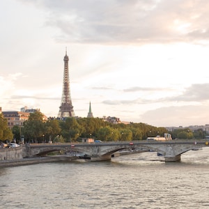 Paris Fotografie - Sonnenuntergang in Paris, Eiffelturm, französisches Dekor, Wohnzimmerkunst, Galeriewand, große Wandkunst, Fine Art Druck
