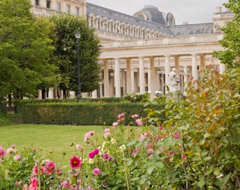 Parijs Fotografie - Regenachtige dag in Parijs, Palais Royal, Parijse tuin, Frans huis, bloemen, Parijs print, grote kunst aan de muur, fine art print