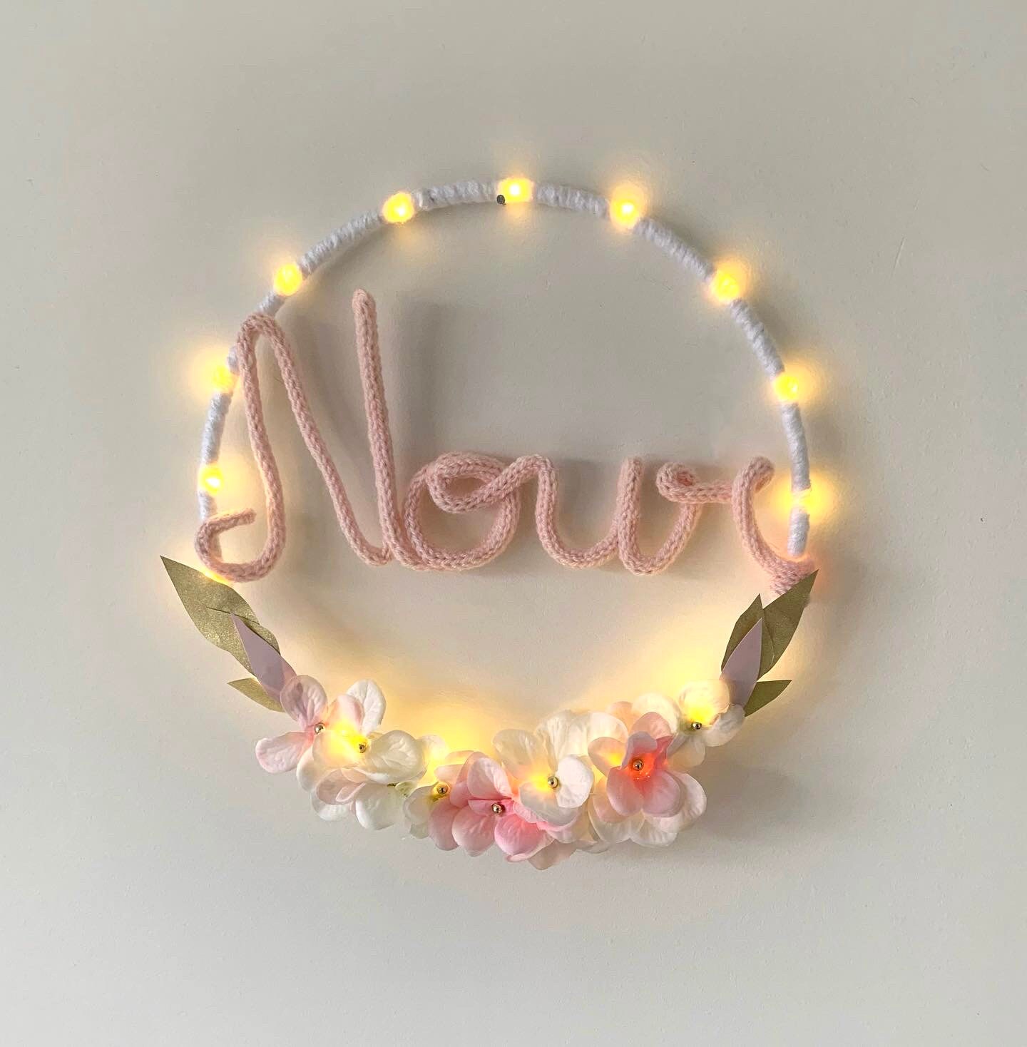 Veilleuse Prénom en Tricotin, Couronne de Fleurs