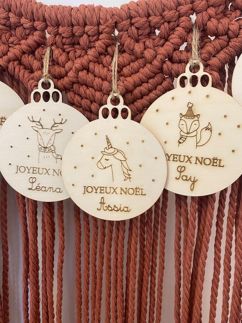 Boule de Noël personnalisée en bois image 1