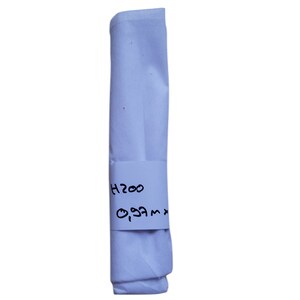 May include: A rectangular package wrapped in white paper, secured with a white label. The label features handwritten text: "H200" and "0,97m x". The package is presented against a plain white background.