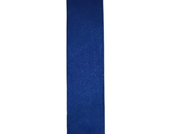 Pode incluir: Uma fita azul escura com uma superfície ligeiramente texturizada.