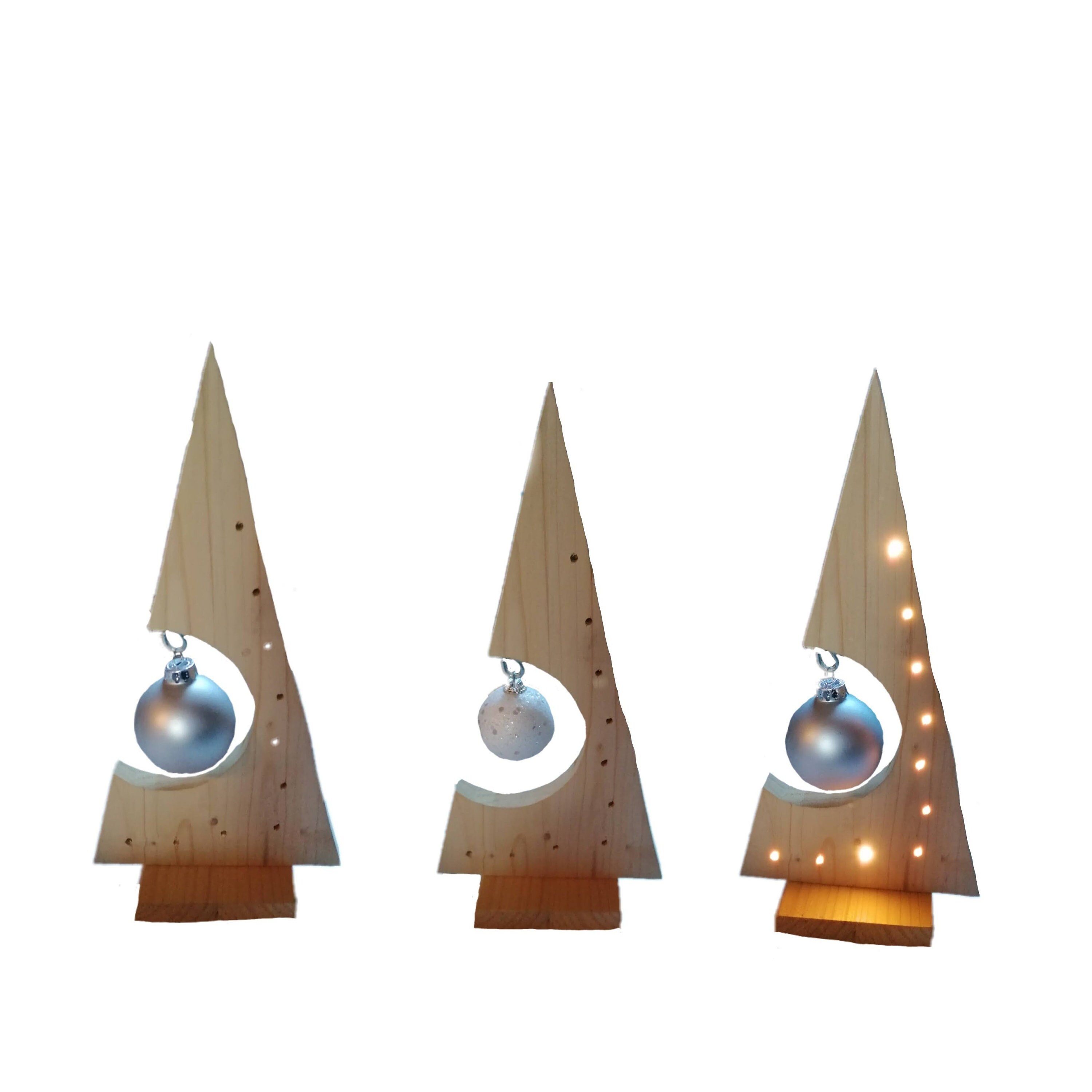 Tannenbaum aus Holz, mit Kugel und LED Lichterkette