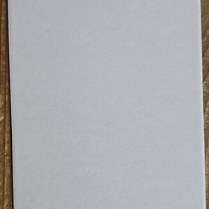 Tarjeta con agujero - aprox. 140 x 49 mm - agujero aprox. 4 mm - cartón - marcapáginas, presentación de joyas