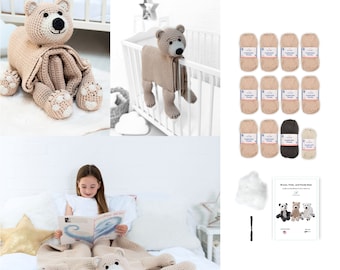 Pode incluir: Uma coleção de imagens mostrando um cobertor de urso de crochê e materiais de artesanato relacionados. O cobertor é bege com uma cabeça e patas de urso. A imagem também inclui fios, enchimento e um padrão para fazer o urso.