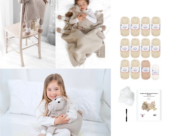 Pode incluir: Kit de crochê para fazer um cobertor e um animal de pelúcia de cavalo e unicórnio. O kit inclui fio, enchimento, um gancho de crochê e instruções. O kit é mostrado com uma criança segurando o animal de pelúcia acabado e uma criança dormindo sob o cobertor acabado.