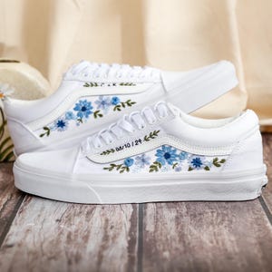 Kwiaty ślubne haftowane Vans ślubne dla panny młodej, niestandardowe Vans haftowane kwiatowe niebieskie haftowane Vans Slip On, buty ślubne, prezent dla niej