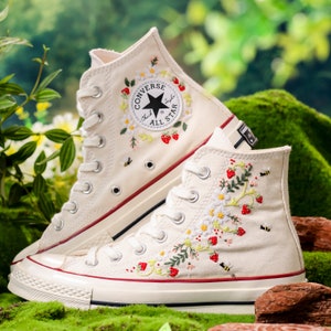 Converse bordados, zapatos con bordado de fresa para mujer, Converse con bordado de margaritas y fresas, regalo kawaii, regalo de fresa para ella imagen 1