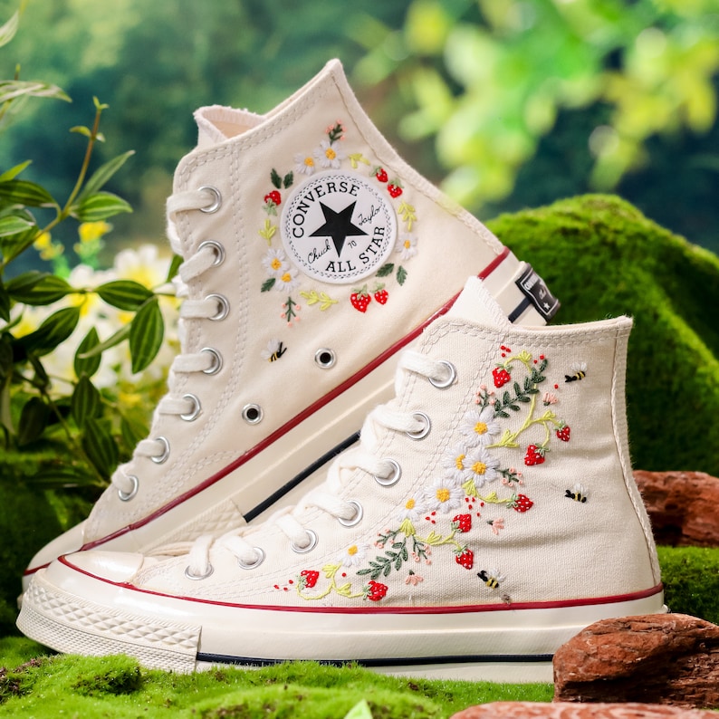 Converse bordados, zapatos con bordado de fresa para mujer, Converse con bordado de margaritas y fresas, regalo kawaii, regalo de fresa para ella imagen 1