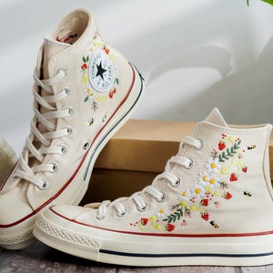 Converse bordados, zapatos con bordado de fresa para mujer, Converse con bordado de margaritas y fresas, regalo kawaii, regalo de fresa para ella imagen 6