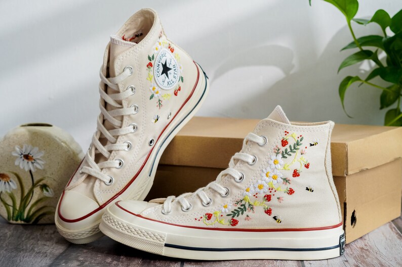 Converse bordados, zapatos con bordado de fresa para mujer, Converse con bordado de margaritas y fresas, regalo kawaii, regalo de fresa para ella imagen 6
