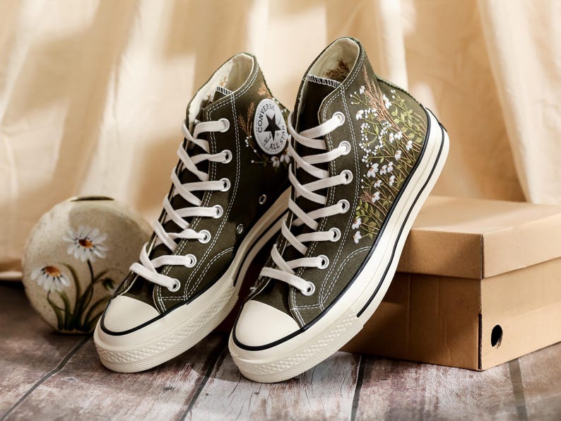 Custom Converse Chuck Taylor Daisy Embroidered Converse Shoes, Garden Flower Embroidered Sneakers, Converse Embroidery Small Flowers