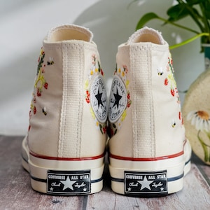Converse bordados, zapatos con bordado de fresa para mujer, Converse con bordado de margaritas y fresas, regalo kawaii, regalo de fresa para ella imagen 4